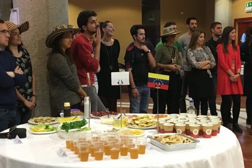 Estudiantes junto a platos de Colombia y Venezuela