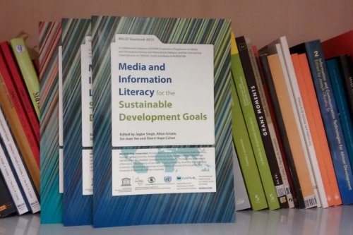 El anuario cuenta con una treintena de artículos relacionados con la alfabetización mediática y el desarrollo sostenible