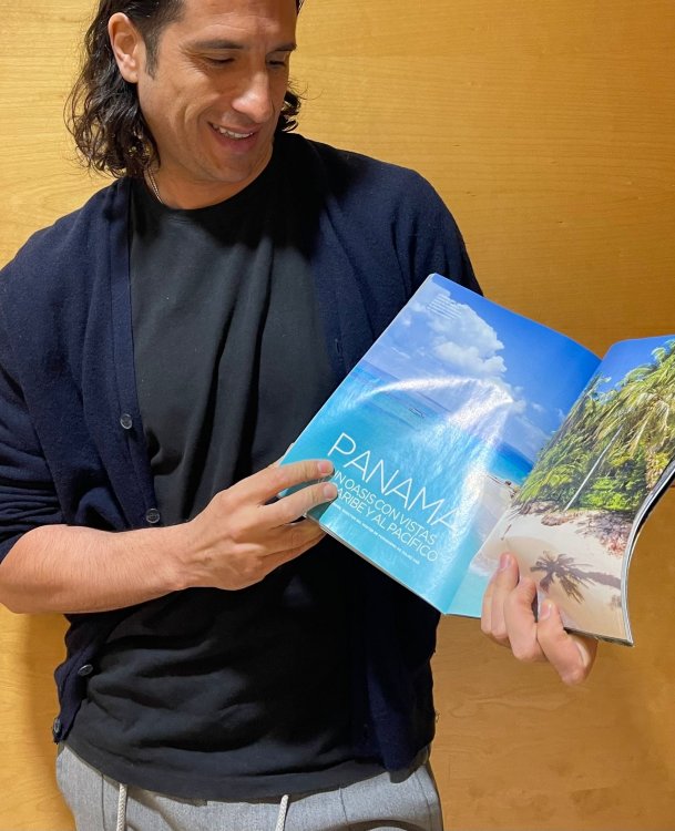 Santiago Tejedor sosteniendo la Revista Viajes National Geographic