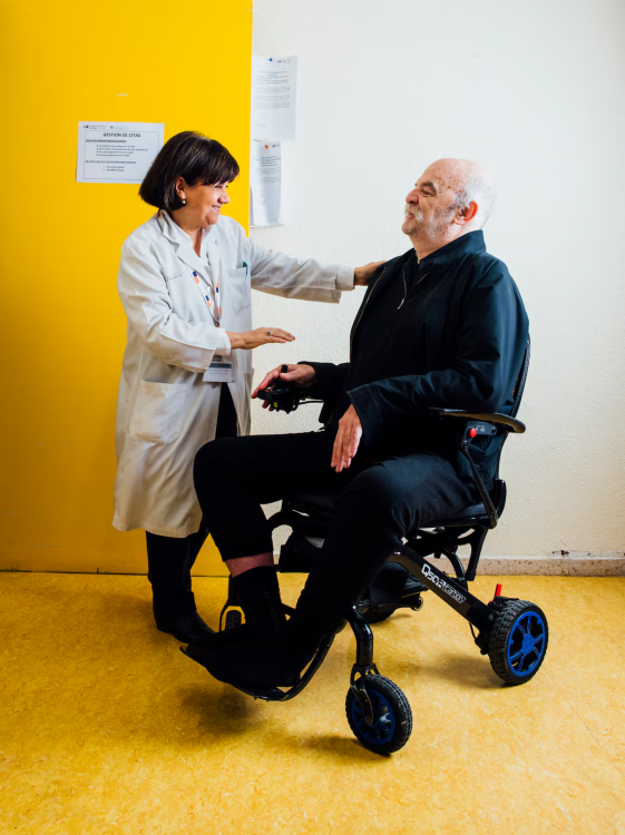 Martín Caparrós con la psicóloga Teresa Salas en la unidad de ELA del Hospital Carlos III de Madrid. James Rajotte.